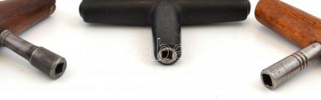 Fém hangvilla és 3 db hárfakulcs ebből 2 fa markolatú, enyhén kopottas állapotban 1,5x15 cm, 6,5x11 ...