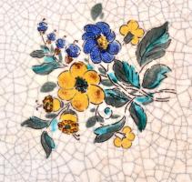 Virágos tál. Mázas kerámia, jelzés nélkül, lepattanással 28x28 cm