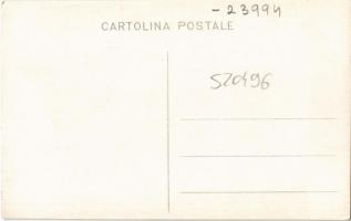 San Gimignano, Piazza della Cisterna / square, shop. photo