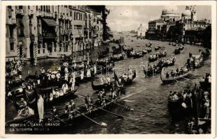 Venezia, Venice; Canal Grande, La storica regata / Grand Canal, The Historic Regatta, boats, marines. Fot. G. Brocca (pinholes)