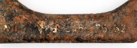 Régi jelzett vas kovács szerszám, enyhén rozsdás, h. 38 cm