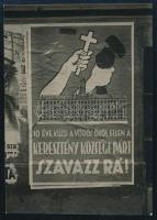 1930 Kinszki Imre (1901-1945) budapesti fotóművész hagyatékából, a szerző által aláírt és feliratozott vintage fotó (Budapest, választási plakát), 8x5,7 cm