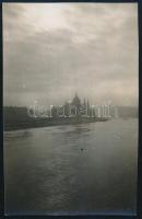 cca 1928 Kinszki Imre (1901-1945) budapesti fotóművész hagyatékából, a szerző által aláírt és feliratozott  vintage fotó (Budapest, Parlament, ez szerző 19. sz. felvétele), 8,5x5,5 cm
