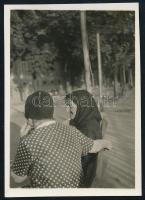 cca 1937 Kinszki Imre (1901-1945) budapesti fotóművész hagyatékából, jelzés nélküli vintage fotó (ketten a padon), 6x4,1 cm