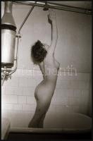 cca 1973 Tükörtől a fürdőkádig, szolidan erotikus felvételek, 4 db vintage NEGATÍV, 36x24 mm