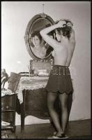 cca 1973 Tükörtől a fürdőkádig, szolidan erotikus felvételek, 4 db vintage NEGATÍV, 36x24 mm