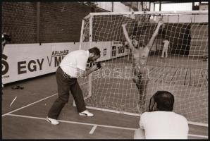 cca 1988 Sportcsarnokban rendezett aktfotózás, 20 db vintage NEGATÍV, 36x24 mm