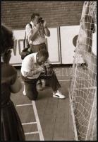 cca 1988 Sportcsarnokban rendezett aktfotózás, 20 db vintage NEGATÍV, 36x24 mm