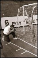 cca 1988 Sportcsarnokban rendezett aktfotózás, 20 db vintage NEGATÍV, 36x24 mm