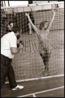 cca 1988 Sportcsarnokban rendezett aktfotózás, 20 db vintage NEGATÍV, 36x24 mm