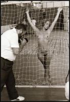 cca 1988 Sportcsarnokban rendezett aktfotózás, 20 db vintage NEGATÍV, 36x24 mm