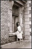 cca 1986 Lenge ruha izgalmas titkai, szolidan erotikus felvételek, 4 db vintage NEGATÍV, 36x24 mm