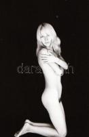 cca 1975 Hófehérke fekete háttér előtt, szolidan erotikus felvételek, 6 db vintage NEGATÍV, 24x36 mm