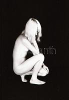 cca 1975 Hófehérke fekete háttér előtt, szolidan erotikus felvételek, 6 db vintage NEGATÍV, 24x36 mm