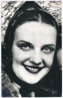 Tolnay Klári (1914-1998) színésznő aláírása egy őt ábrázoló fotó hátoldalán, 14x9 cm