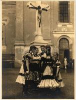 cca 1929 Budapest, Kerny István (1879-1963) budapesti fotóművész hagyatékából jelzés nélküli vintage fotó (Népviseletbe öltözött lányok), 23x17,5 cm