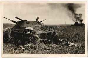Harckocsi holttestekkel. Hollenzer haditudósító felvétele. Haditudósító Kiállítás Budapest 1943 / WWII Hungarian military, tank with dead bodies (EK)