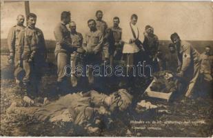 Elesettek temetése. Hofmann cs. és kir. altábornagy hadtestje. Hadifénykép Kiállítás / WWI Austro-Hungarian K.u.K. military, funeral of the fallen soldiers, medic, priest (EK)