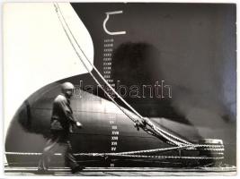 cca 1978 Hajógyár, jelzés nélküli, vintage fotóművészeti alkotás, farostlemezre kasírozva, 30x40 cm