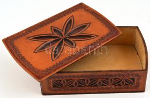 Bőrdíszműves doboz. Dombornyomott, festett, kis kopásokkal 12,5x20x6 cm