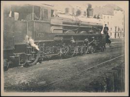 cca 1910-1920 Régi mozdony pályaudvaron, fotó, 9×12 cm