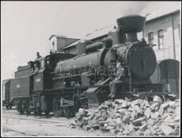 cca 1940 Mozdony és vasúti munkások / Locomotive and workers.24x16 cm
