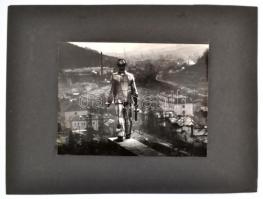cca 1975 Gebhardt György (1910-1993) budapesti fotóművész hagyatékából feliratozott vintage fotóművészeti alkotás, 17,8x23,8 cm, karton 30x40 cm