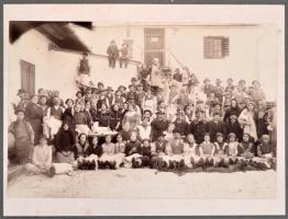 cca 1910 Falusi csoportkép, vintage fotó, 15x22,8 cm, díszes karton 29,5x36 cm