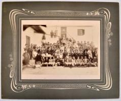 cca 1910 Falusi csoportkép, vintage fotó, 15x22,8 cm, díszes karton 29,5x36 cm