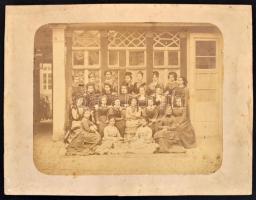 cca 1880 Csoportkép egy leánynevelő intézetben, vintage fotó, 19,6x24,6 cm, karton 24,8x32,3 cm