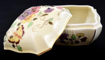 Zsolnay pillangó mintás bonbonier, kézzel festett, apró mázhibákkal, 10×10 cm