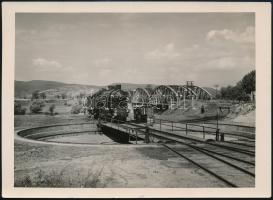 cca 1940-1950 Mozdony vasúti híd mellett, mozdonyfordítón, 13×18 cm