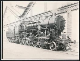 Régi mozdonyok pályaudvaron és szállítókocsin, 3 db modern előhívás, fotók felületén törésnyomok, 18...
