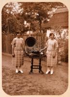cca 1920 Gramafonnal kelendőbbek az ,,eladósorban levő, falusi lányok, vintage fotó, 16x11,5 cm, karton 32,5x25 cm