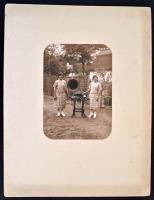 cca 1920 Gramafonnal kelendőbbek az ,,eladósorban levő", falusi lányok, vintage fotó, 16x11,5 c...