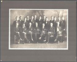 1915 Kolozsvár, a Ferencz József Tudományegyetem ,,Egyetemi Kör"-ének választmánya, vintage fotó, feliratozva, 15x22 cm, karton 23x29,5 cm