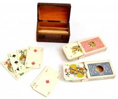 2 pakli franciakártya bridzshez és kanasztához, kopott fa kártyatartó dobozban, 7x6x12 cm