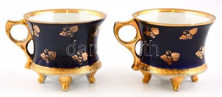 2 db Alt-Wien jelzésű kávés csésze. Matricás, kopásokkal, egyiken kis lepattanások. 5:8,5 cm, m: 7,5...