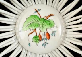 Herendi csipkebogyó mintás fonott kosárka, kézzel festett, jelzett, hibátlan d: 13 cm