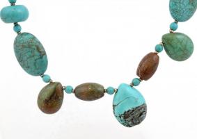 Holit nyaklánc, változó méretű és színű formákkal, közte sérült darabokkal h: 50 cm