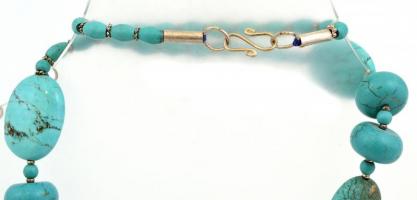 Holit nyaklánc, változó méretű és színű formákkal, közte sérült darabokkal h: 50 cm