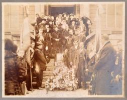 cca 1900 Koporsó a templom lépcsőjén, Rolland Lajos fényképész hidegpecsétjével jelzett, vintage fotó, 17x22 cm, karton 24,5x30,5 cm