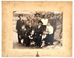 1940 Feld család, feliratozott, vintage fotó, Erdélyi Mór (1866-1934) császári és királyi udvari fényképész jelzésével, 17,5x23,2 cm, karton (viseltes) 26x33 cm