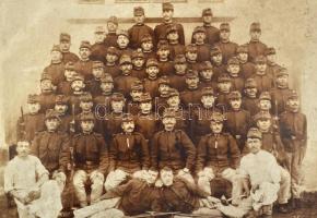 cca 1910 Katonai csoportkép, vintage fotó, 20,5x26,5 cm, karton 27x33,5 cm