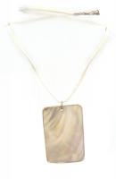 Gyöngyházas medál selyemzsinóron, dobozban 5,5x3,5 cm, h: 44 cm