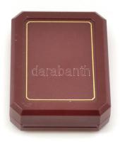 Gyöngyházas medál selyemzsinóron, dobozban 5,5x3,5 cm, h: 44 cm