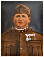 cca 1947 Színezett portré egy katonáról, kitüntetésekkel, kasírozva, 36,3x27 cm