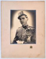 cca 1935 Vincze István hadnagyról készült, vintage műtermi fotó, a Kovács fotoszalonból, feliratozva, 23,5x17 cm, karton 39x30 cm
