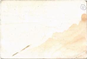 Vörösmarty Lili (1924-1964) színésznő dedikációja egy őt ábrázoló nyomtatványon, foltos, 15x10 cm