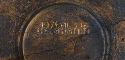 Máté János (1938-2014): Bronz falitányér, hátulján forrasztásnyom és dátum (1971), d: 27 cm